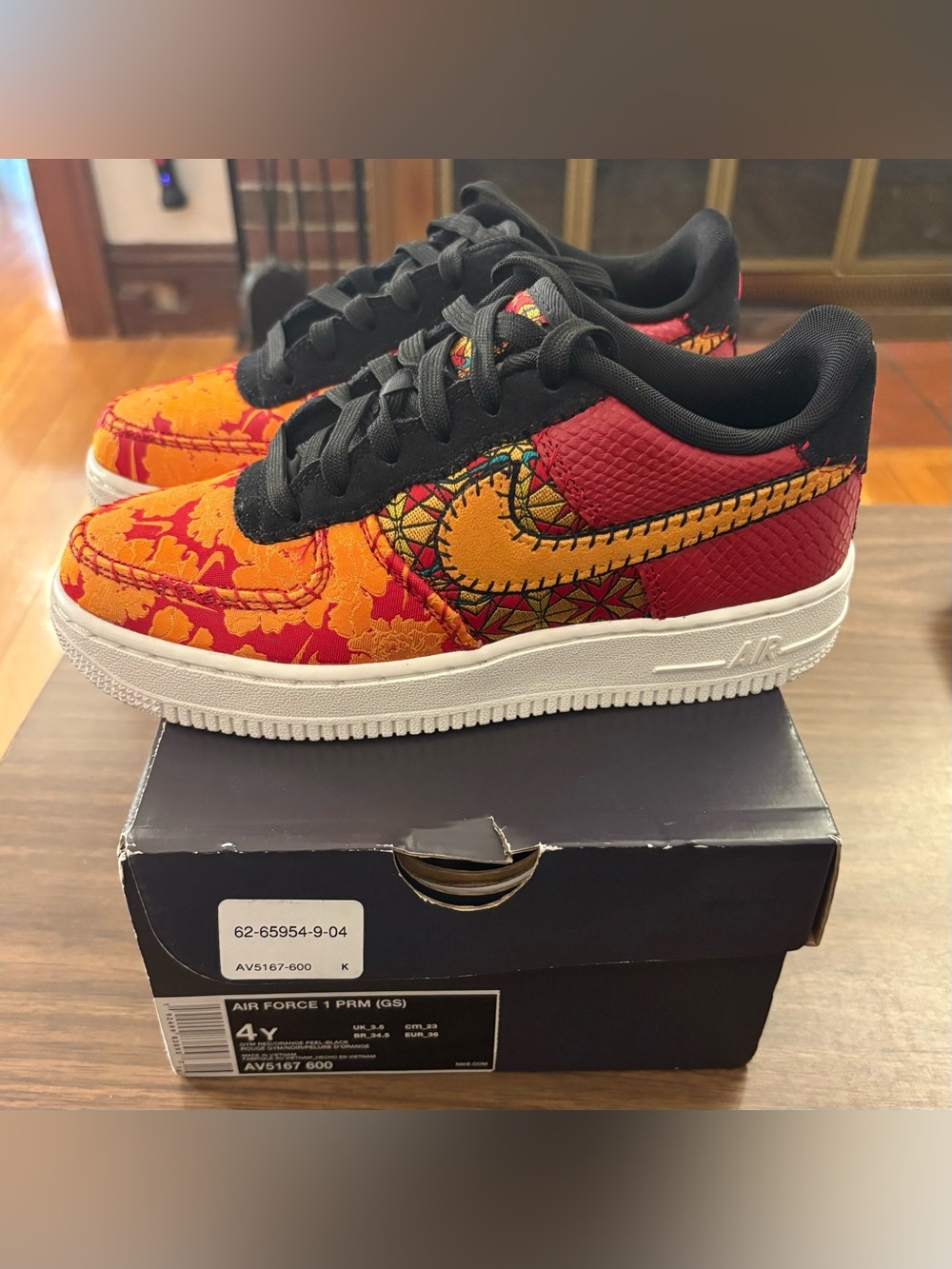 Brand new never worn!  Youth Nike Air Force 1 Premium.  Size 4Y